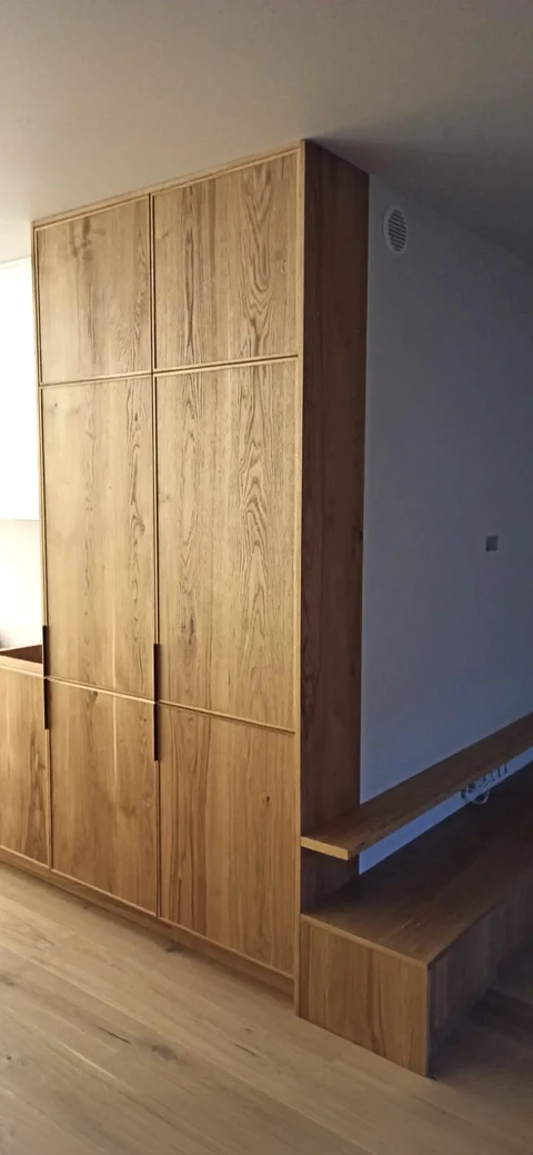 Intérieur résidentiel avec menuiserie sur mesure en bois massif