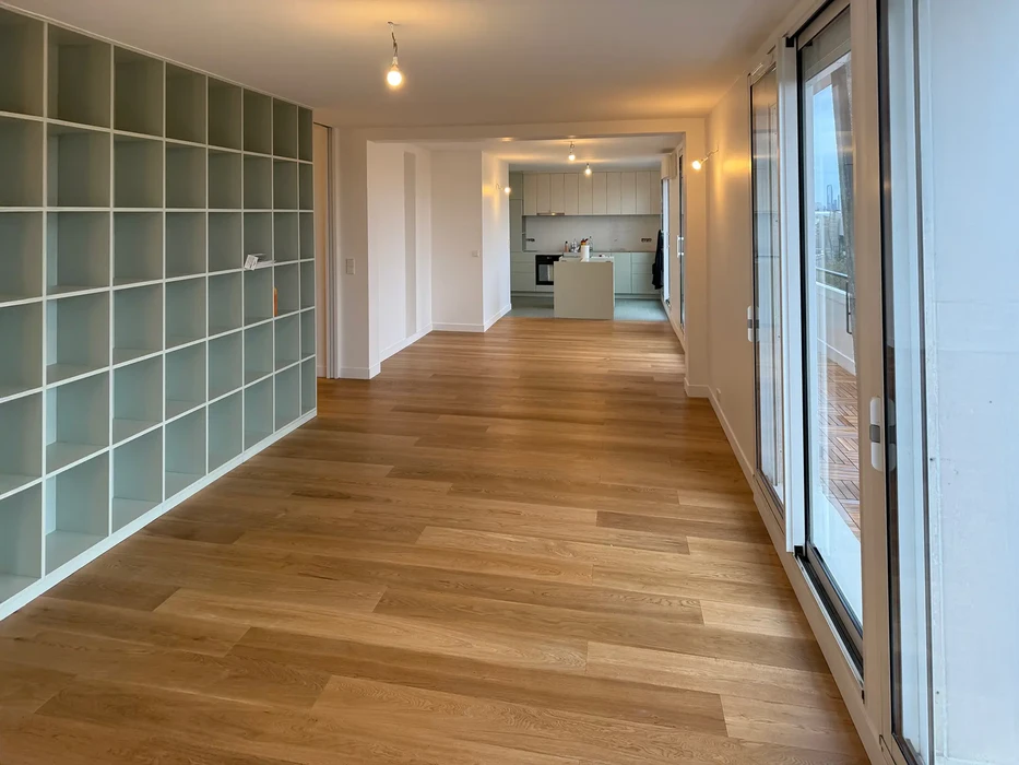 Intérieur d'appartement moderne avec cuisine ouverte et salon