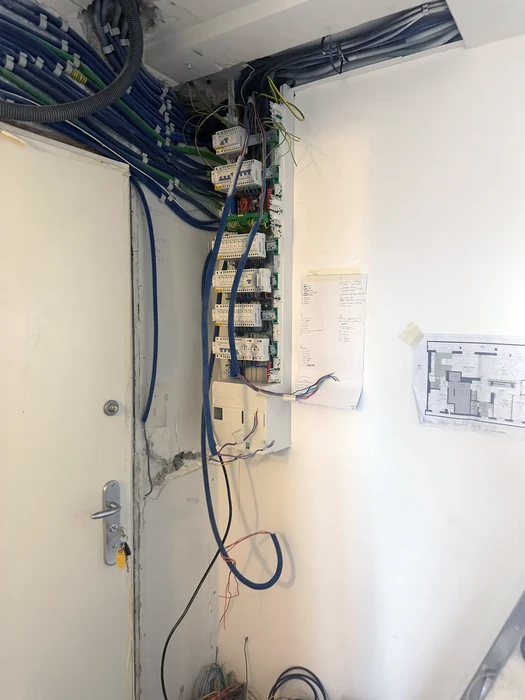 Intérieur d'un local technique avec installation électrique en cours