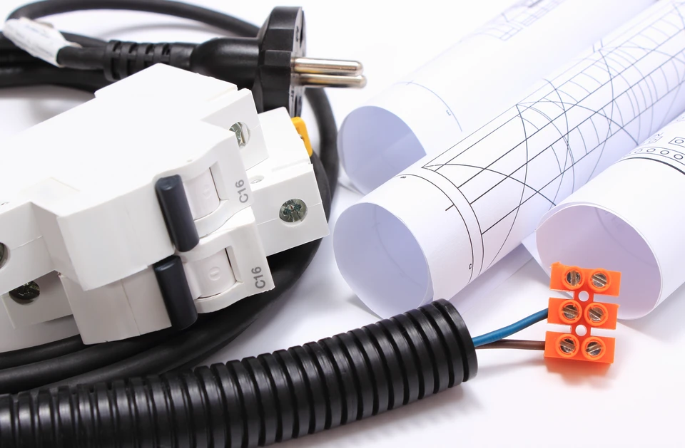 Espace de travail intérieur avec matériel électrique professionnel