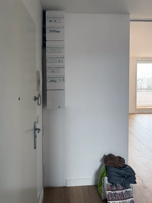 Intérieur d'appartement avec tableau électrique mural installé