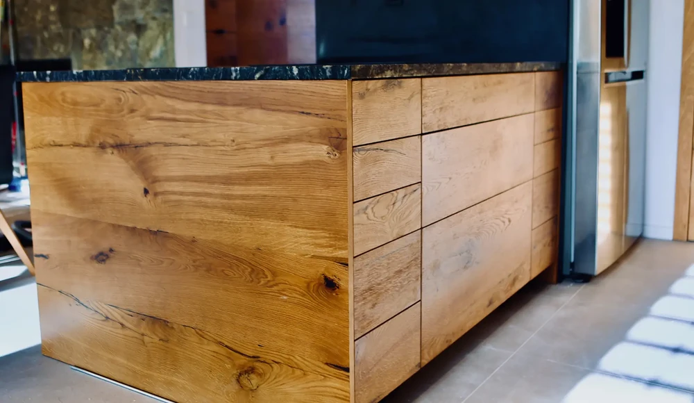 Chantier de rénovation intérieure d'une maison avec escalier en bois blanc, poutres apparentes et mezzanine