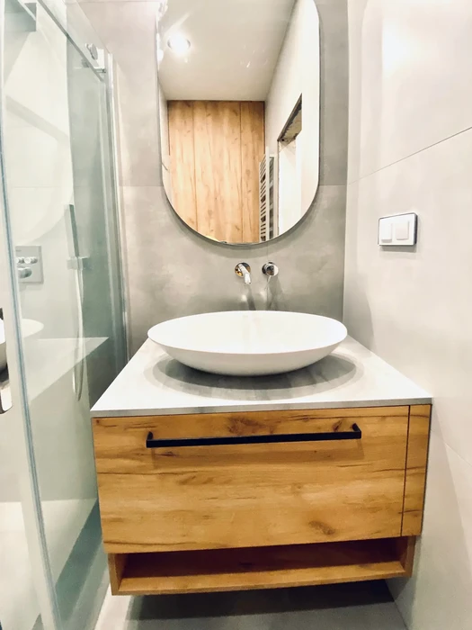 Salle de bain moderne avec douche à l'italienne, porte coulissante en verre transparent