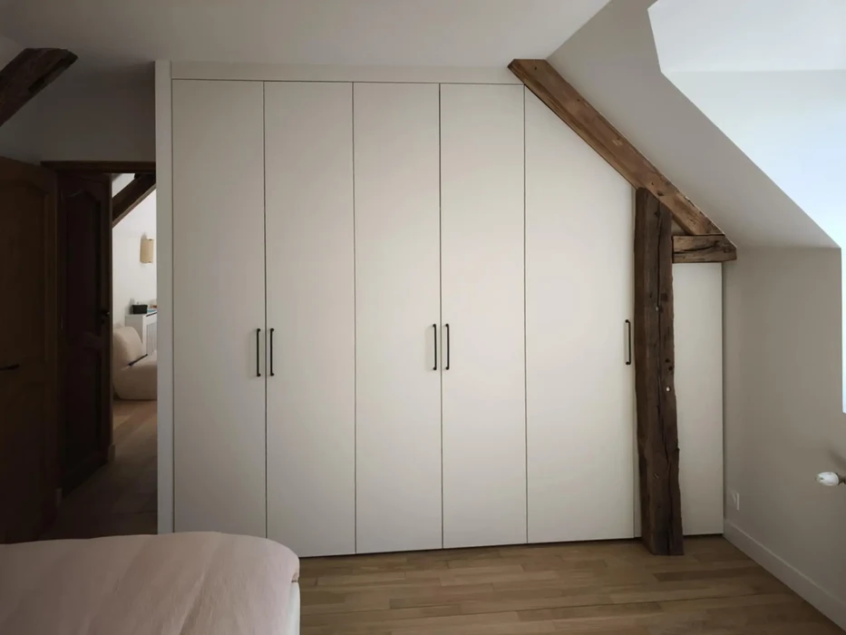 Mezzanine aménagée sous combles avec structure apparente en bois massif