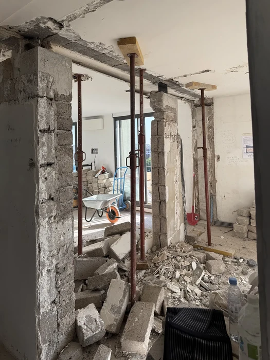 Salle de bain moderne compacte avec douche à l'italienne, carrelage mosaïque gris, paroi de douche en verre, meuble vasque blanc avec tiroirs, miroir, éclairage LED encastré au plafond