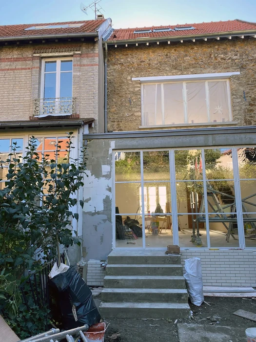 Salle de bain moderne avec douche à l'italienne équipée d'une paroi vitrée pivotante et robinetterie thermostatique