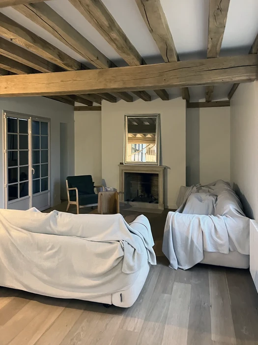 Salle de bain moderne avec douche à l'italienne, porte coulissante en verre transparent