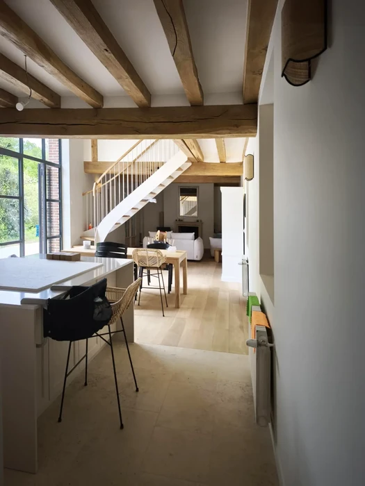 Salle de bain moderne avec double vasque et miroir rétroéclairé