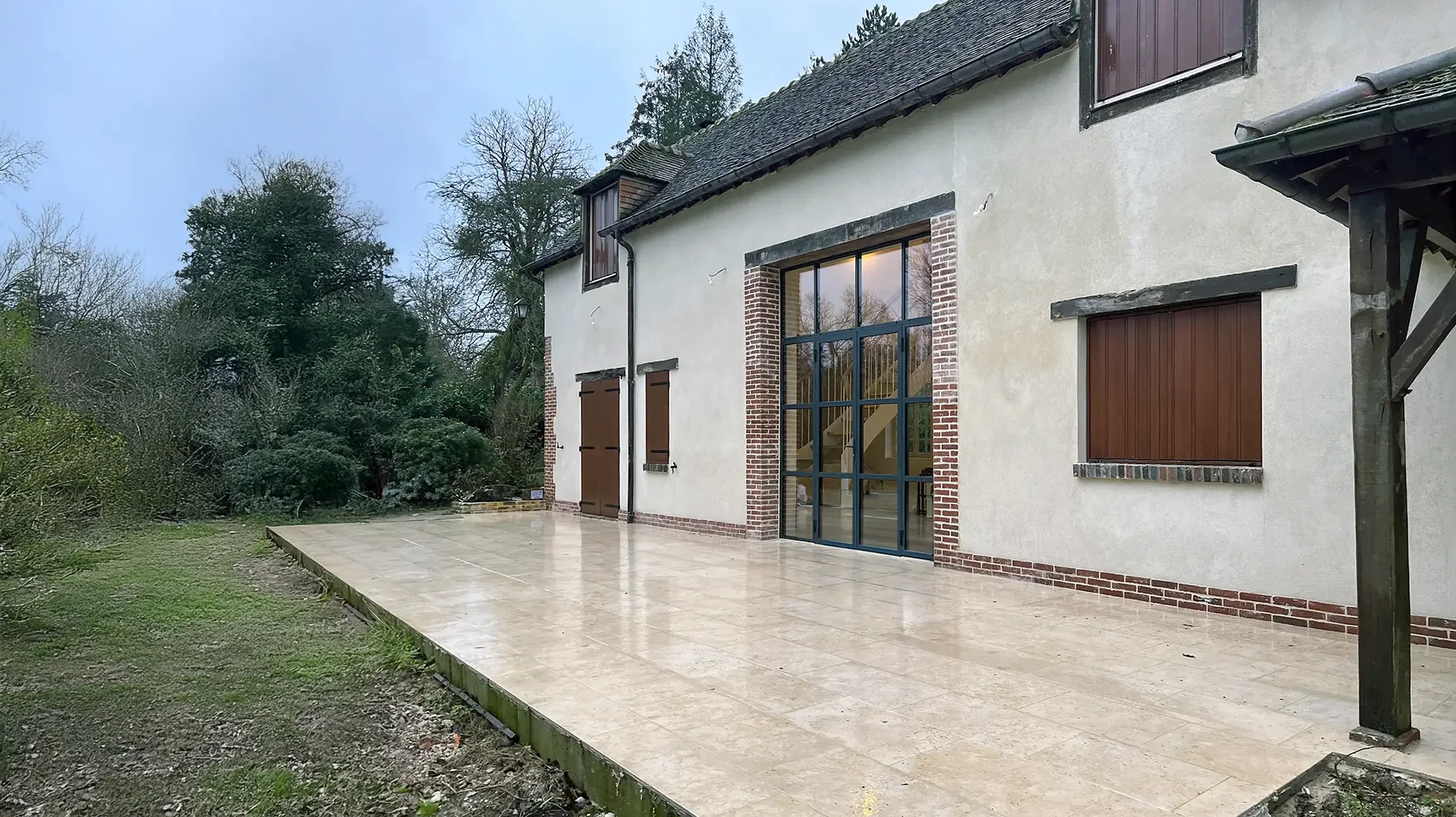Intérieur moderne d'appartement avec cuisine ouverte sur salon