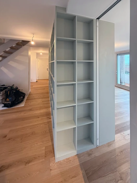 Intérieur d'une maison en rénovation sous combles avec escalier en bois