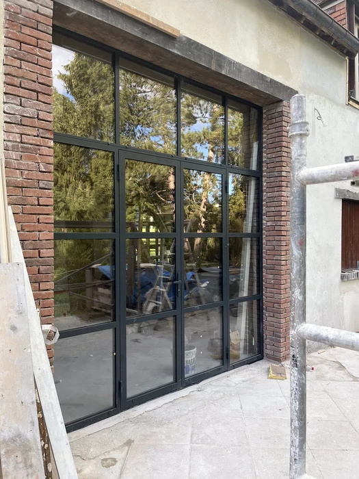 Chambre moderne avec grand dressing intégré sur mesure couvrant tout un mur