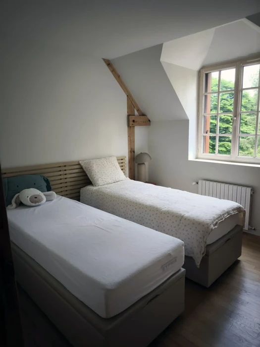 Intérieur résidentiel moderne avec rangement vertical intégré au mur