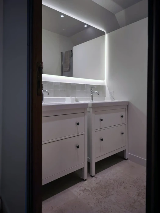 Chambre mansardée avec dressing sur mesure intégrant les poutres apparentes en bois