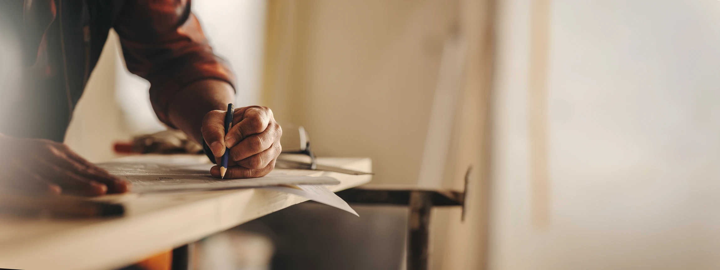 Salon moderne avec télévision grand écran noir sur meuble TV en bois clair à deux tiroirs