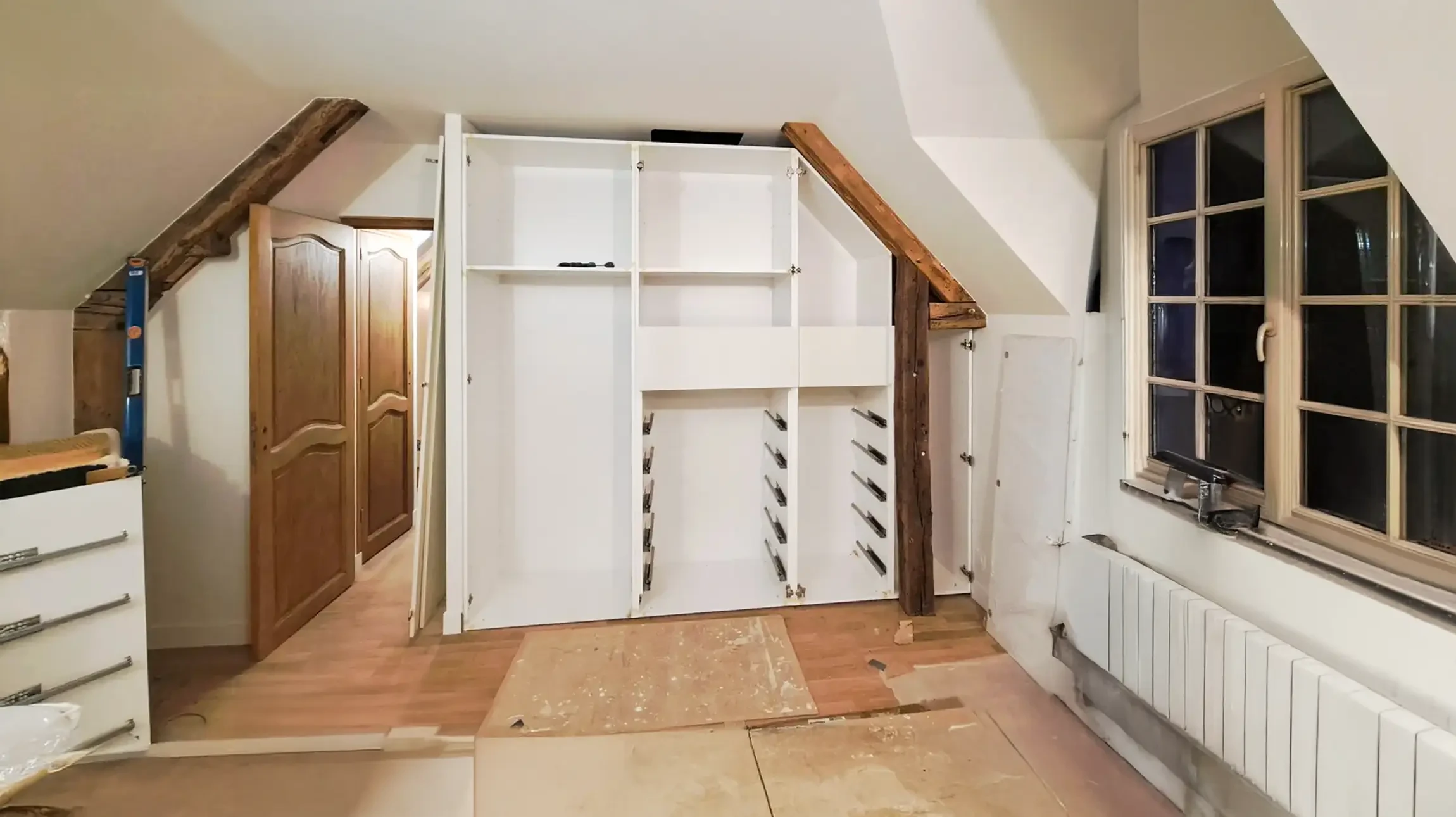 Cuisine moderne en cours de rénovation avec plan de travail blanc et évier encastré rectangulaire