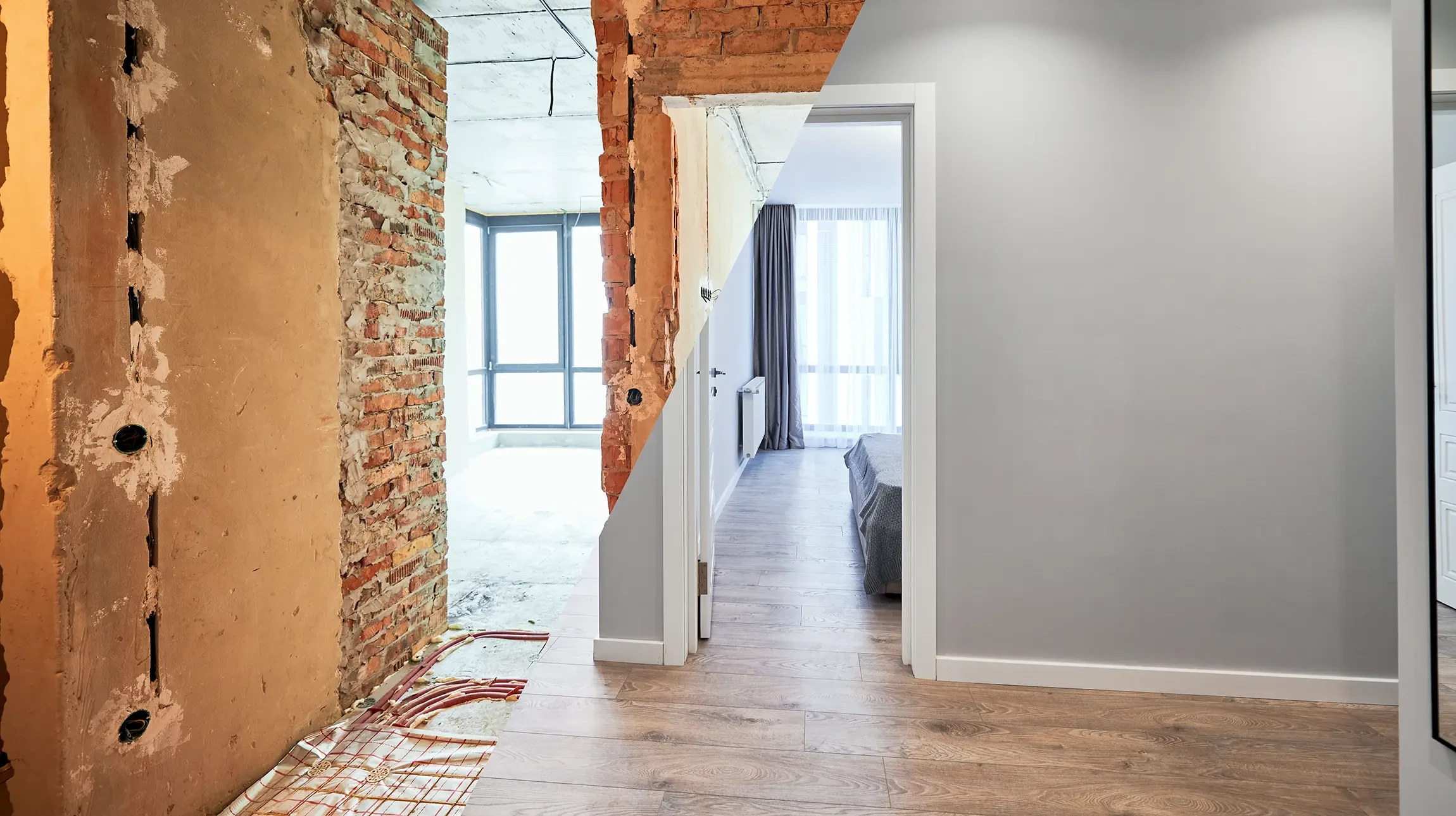 Artisan en atelier intérieur consultant une tablette numérique