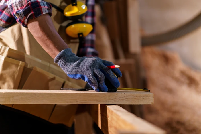 Atelier de menuiserie intérieur avec artisan travaillant le bois